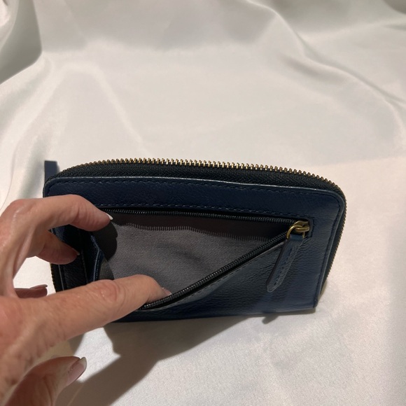 Fossil 6 1/4 x 4 Navy zipper wallet with wristlet - Picture 6 of 6